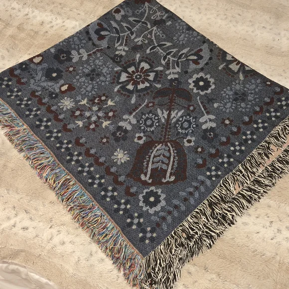 NATURAL LIFE Blue And Cream Woven Throw Blanket. - Picture 1 of 7